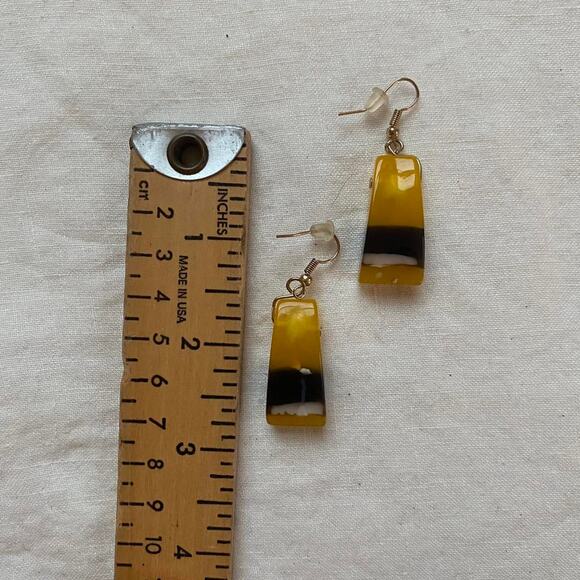 Vintage Yellow Resin Earrings - Picture 4 of 4
